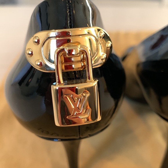 Loius Vuitton black leather pumps with round toe and signature hardware. Size 38 - Picture 11 of 16